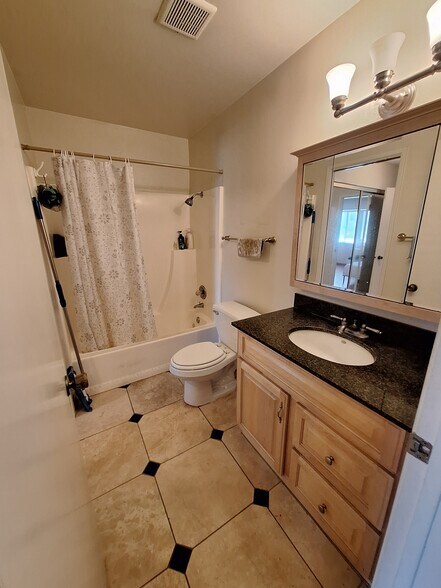 Building Photo - 5042 Glide Dr