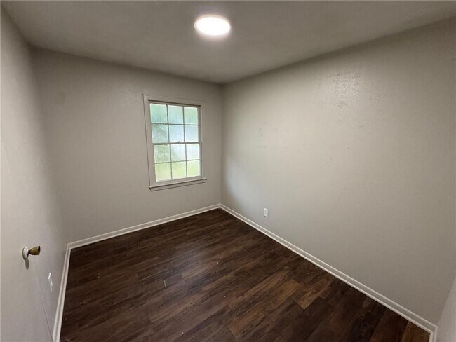 Building Photo - 4734 Clarendon Dr