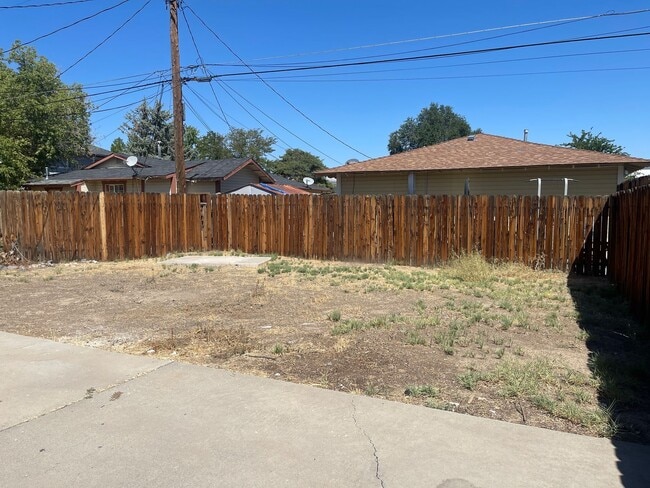 Building Photo - 1 bedroom detached home with yard