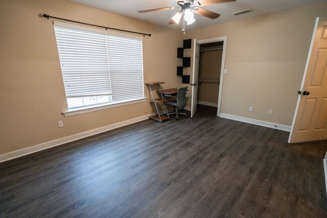 Building Photo - Super cute 3 Bedroom/3Bathroom Townhome in...