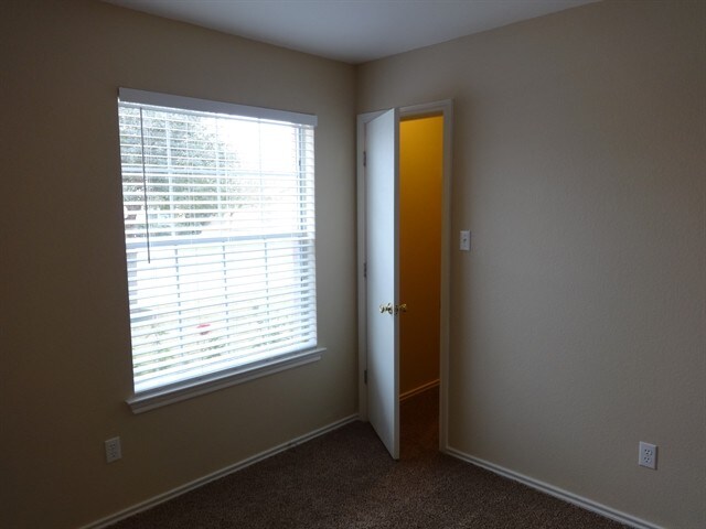 Building Photo - 103 Outfitter Dr