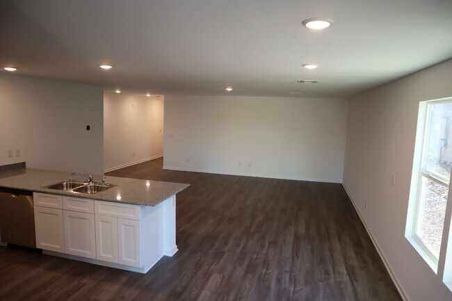Building Photo - Great Home Great price!