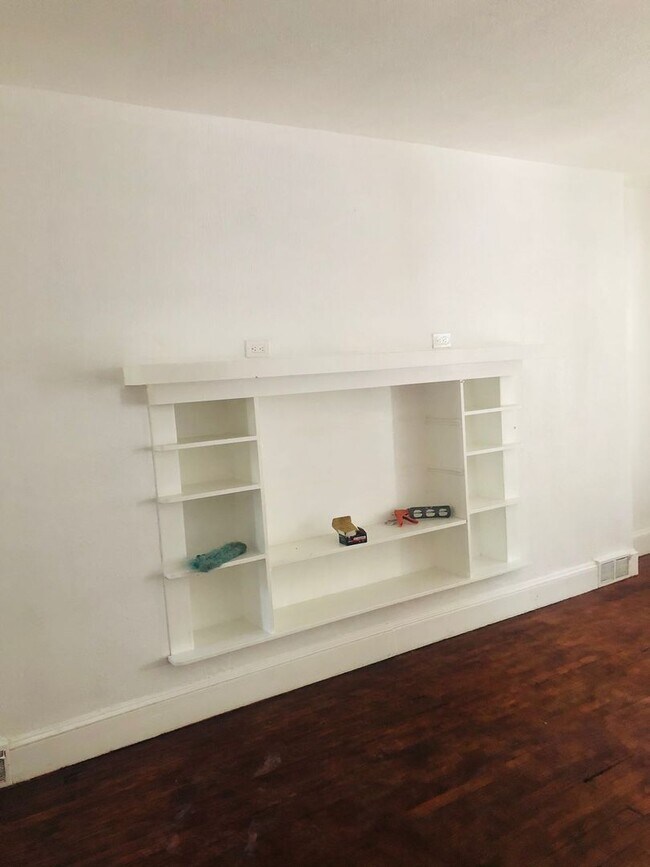 Building Photo - 4 bed 1 bath amazing location