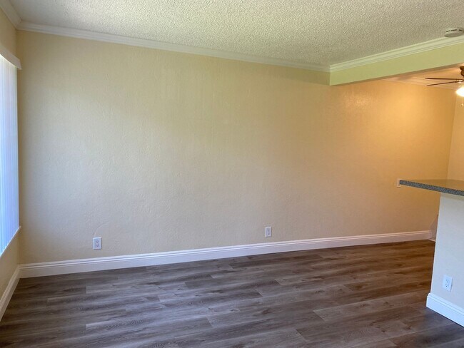 Building Photo - Welcome to SkyView Villa & Somerset Apartments!