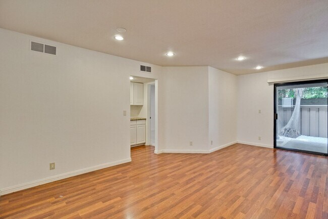 Building Photo - 2201 Monroe #505