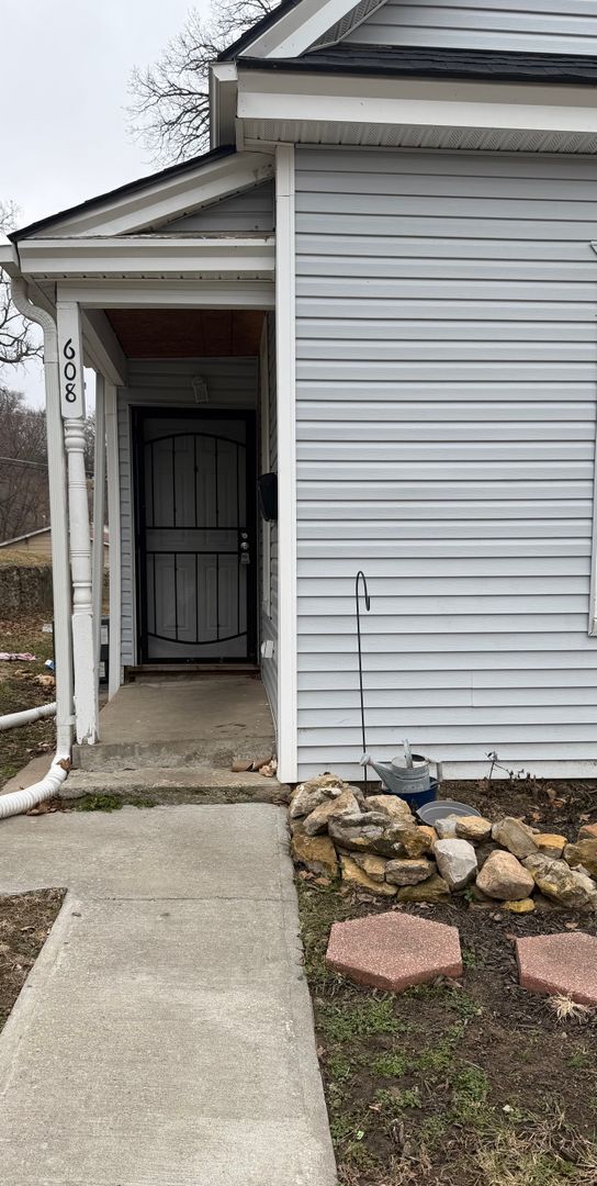 Building Photo - 2 Bedroom 1 Bath unit located in South End of Saint Joseph Mo