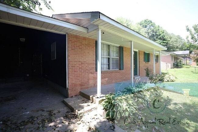 Building Photo - Move in special $600!! Recently renovated 3 bed 1 bath home with fenced yard and a bonus space! -...