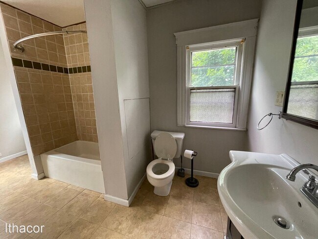 Building Photo - 3 br, 1 bath House - 4 Pendleton St