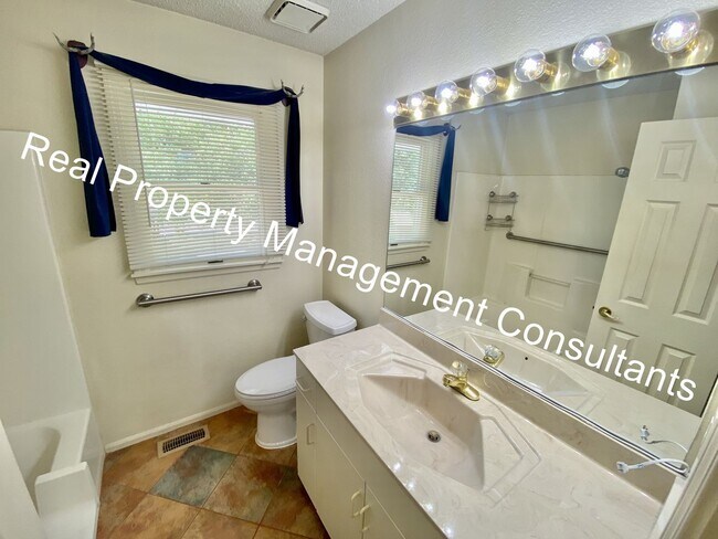 Building Photo - 2 Bedroom Custom Home in Liberty