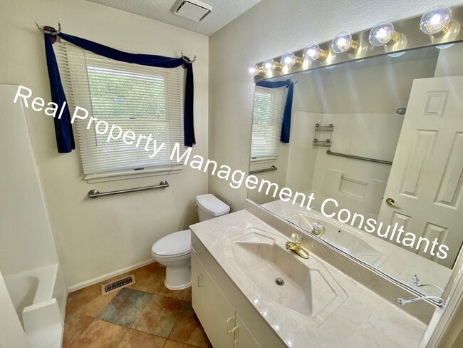 Building Photo - Custom Home in Liberty with 3rd Non-conforming Bedroom