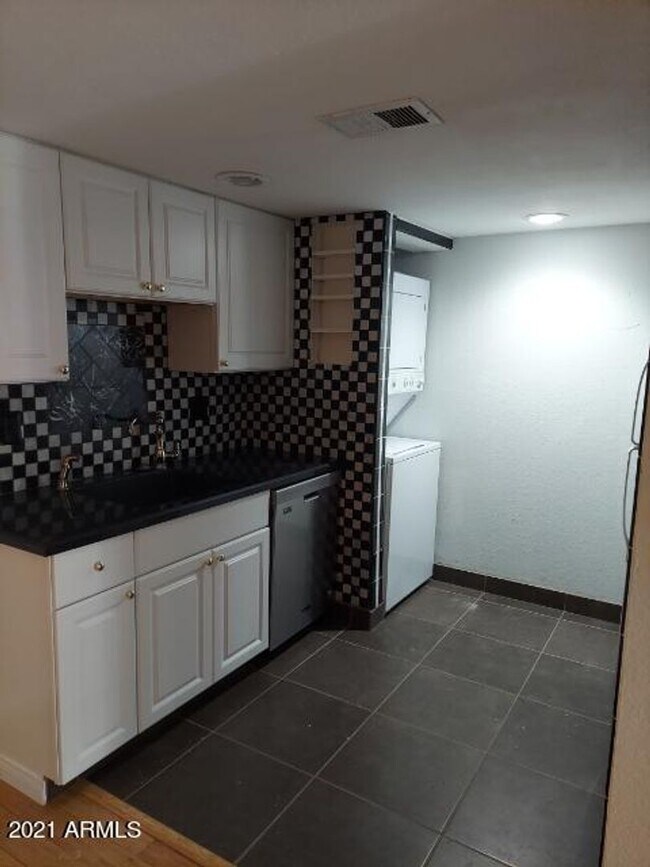 Building Photo - ADORABLE CENTRAL PHOENIX CONDO!!