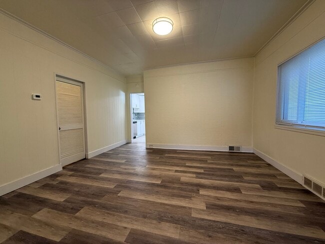 Building Photo - Updated 3BR house with fenced yard!