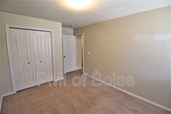 Building Photo - 1031 E Iowa Ave