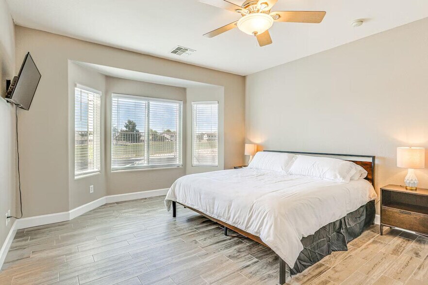 Building Photo - 11882 W Washington St