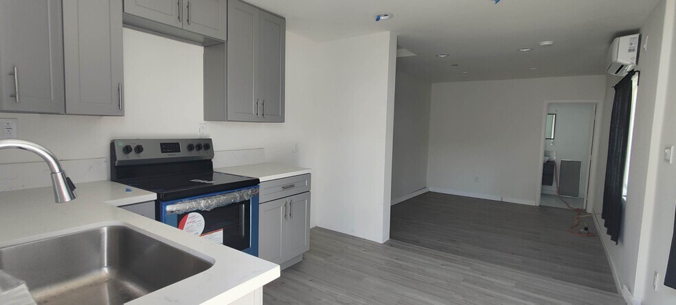 Building Photo - 158 E Floral Dr