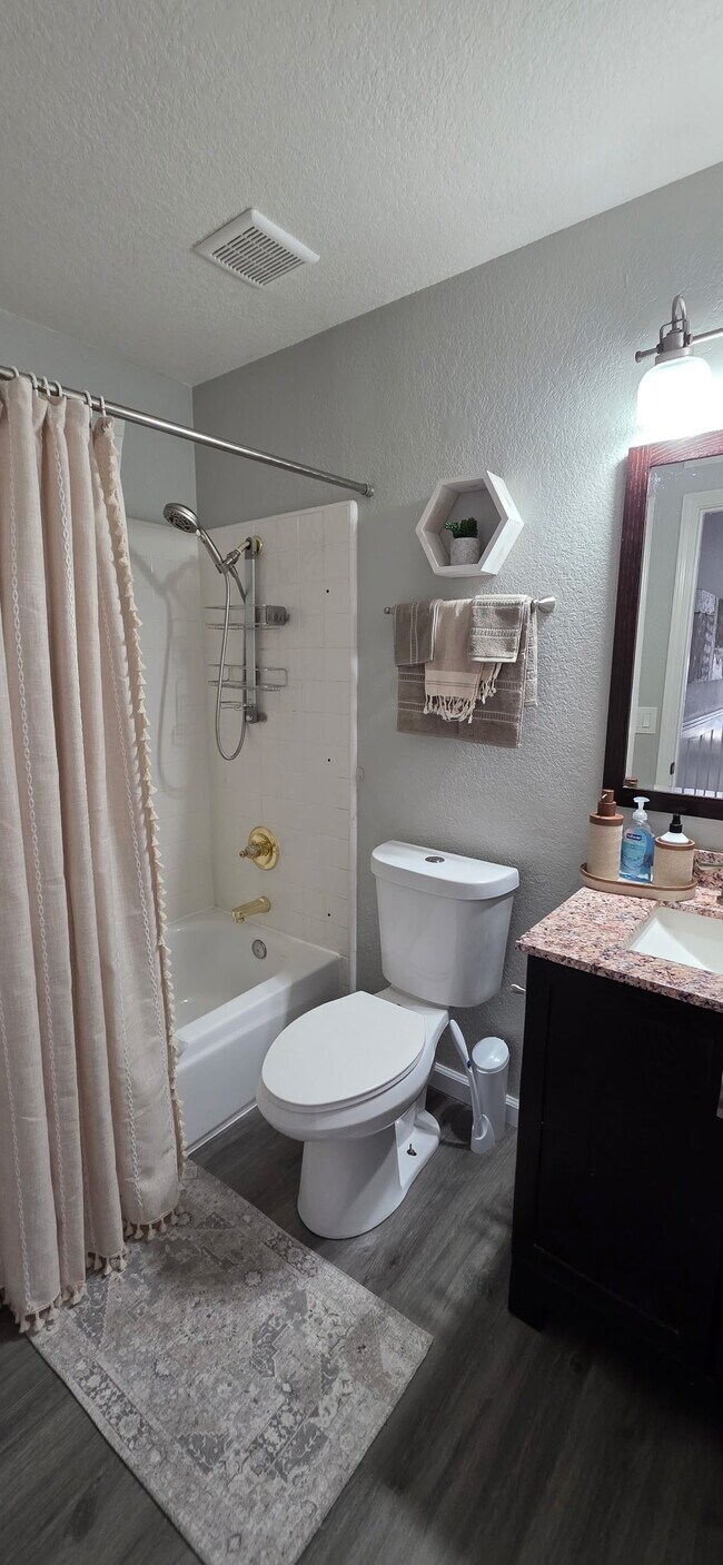 Building Photo - 430 Guinevere Ct
