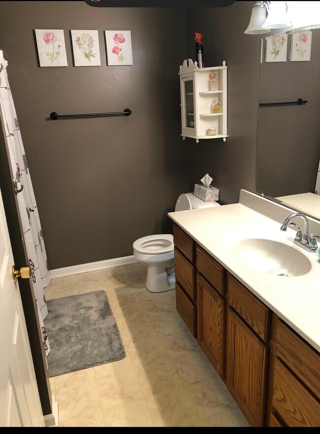 Full bath upstairs - 1212 Williams St