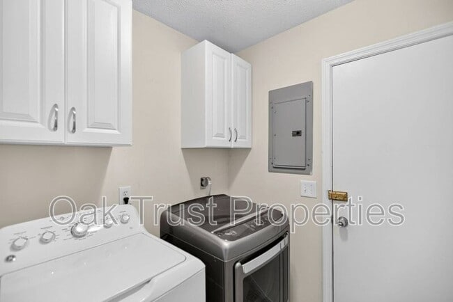 Building Photo - 220 Cornell Dr