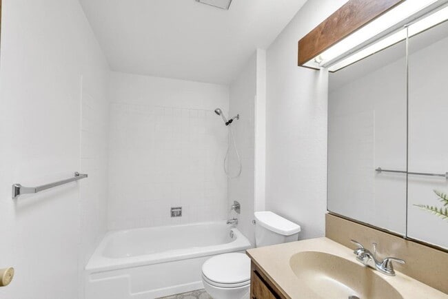 Building Photo - Affordable 2bed/2bath in South Woodland