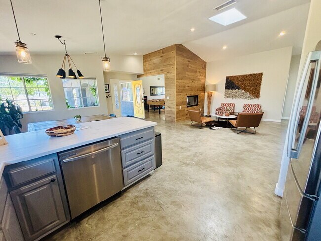Building Photo - Rare Opportunity for Spacious, Modern Sout...
