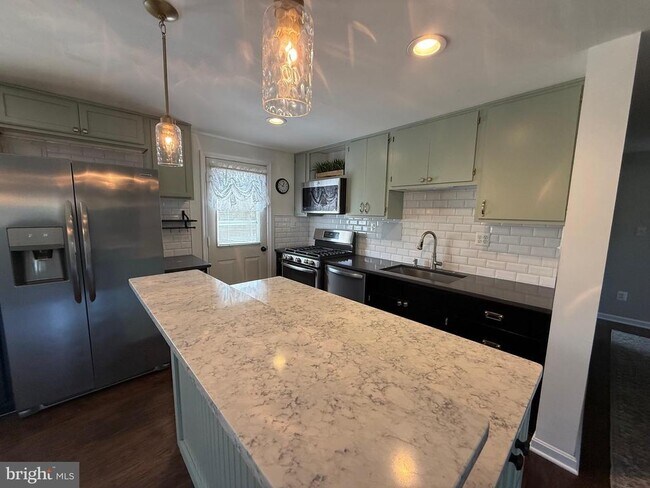 Building Photo - 5079 Macnamara Dr