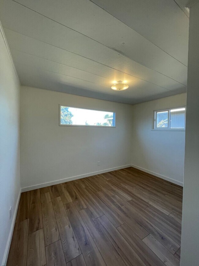 Building Photo - 489 Manzanita Dr