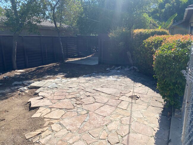 Building Photo - 1523 N Grand Oaks Ave