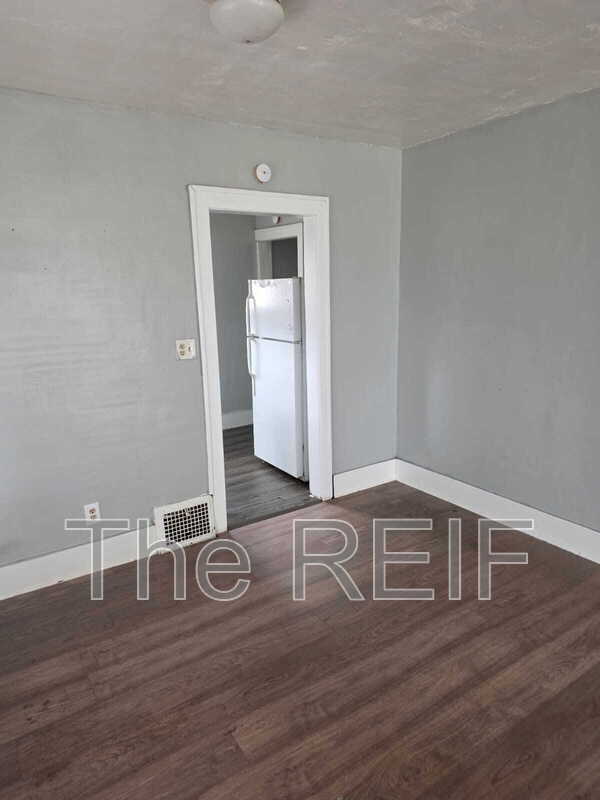 Building Photo - 1023 Barrie Ave