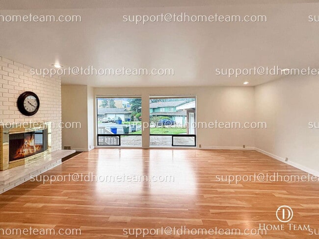 Building Photo - "Spacious 4-Bedroom Duplex with 2 Full Bat...