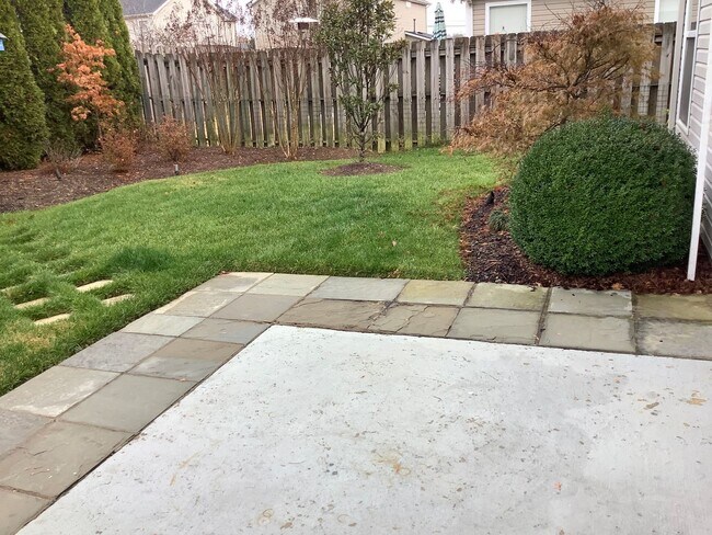 Building Photo - Bellevue - 3 bedrooms - 2 1/2 baths home