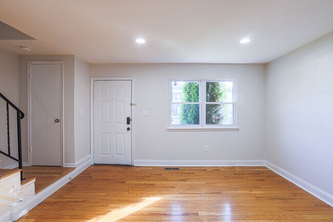 Building Photo - 14 Luffing Ct