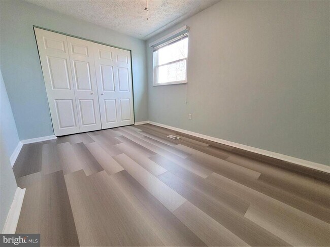 Building Photo - 8072 Grandview Ct