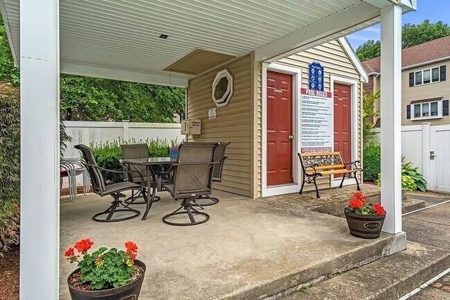 Building Photo - 305 Salem St