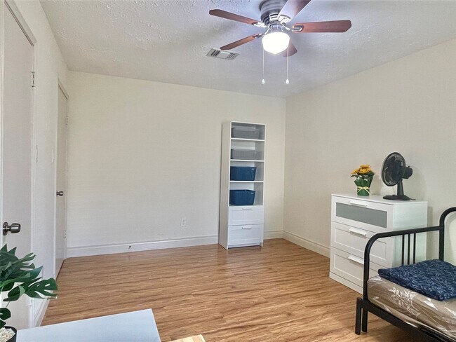 Building Photo - 3023 Sam Houston Dr