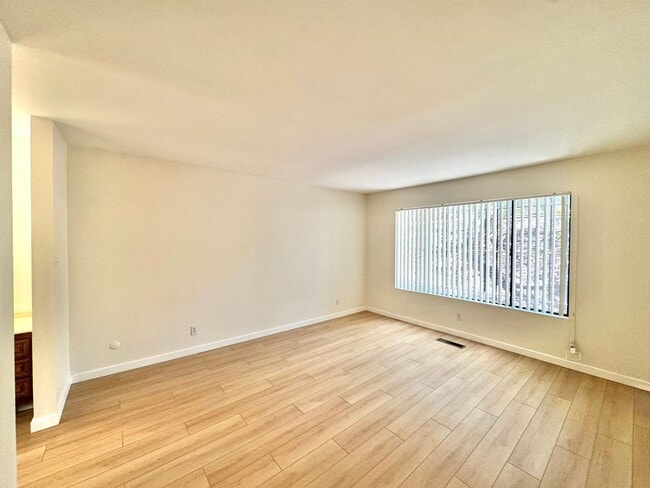 Building Photo - AVAILABLE NOW: BIG College Area Townhome 4bd/2.5ba HUGE garage, AC, pool, W/D