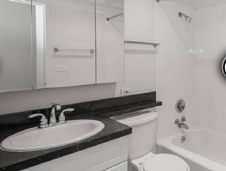 Building Photo - 1236 N Astor St