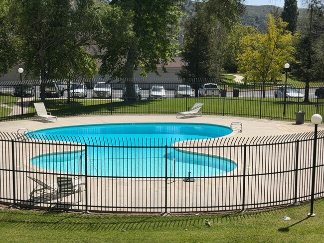 Building Photo - Remodeled 3 bedroom 2 1/2 bath townhome!