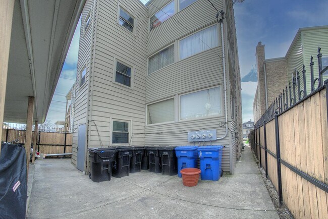 Building Photo - 4826 W Henderson St