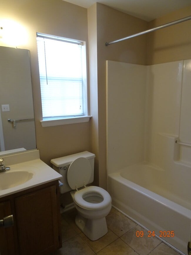 Building Photo - 3 Bedrooms, 2.5 Bathrooms Townhouse Rental