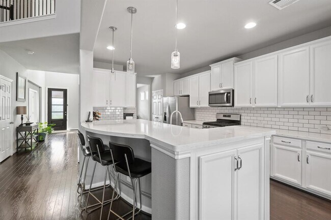 Building Photo - 515 Round Lake Dr