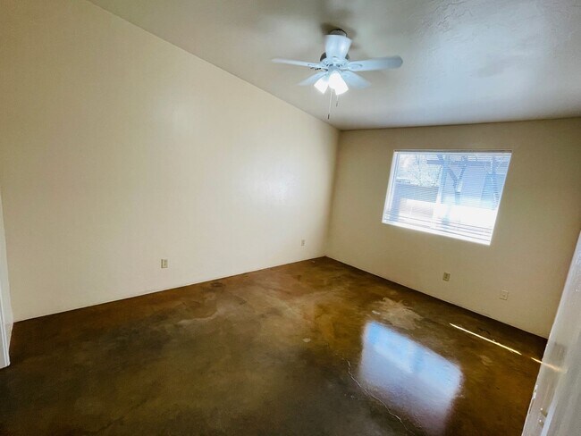 Building Photo - Single Family Home Style Unit w/ A/C, High...