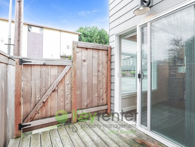 Building Photo - Bright, Modern Townhome Steps from Ballard Dining and Cafes