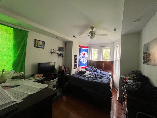 Building Photo - Bright and spacious three bedroom unit in ...