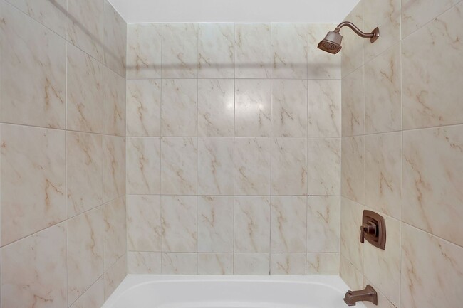 Building Photo - Charming 2-Bedroom Condo in Prime Capitol ...