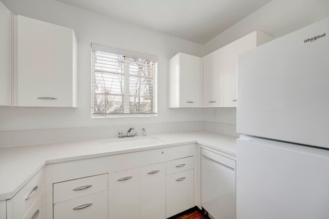 Building Photo - J07