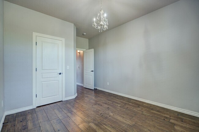 Building Photo - Stunning 3 Bedroom Home with Fireplace, Community Amenities & Open Floor Plan