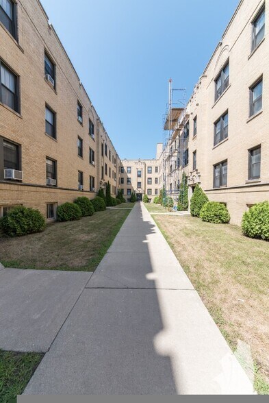Building Photo - 1946 W Wilson Ave
