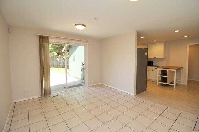 Building Photo - Freshly Remodeled Sprawling 3 Bed, 2 Bath ...