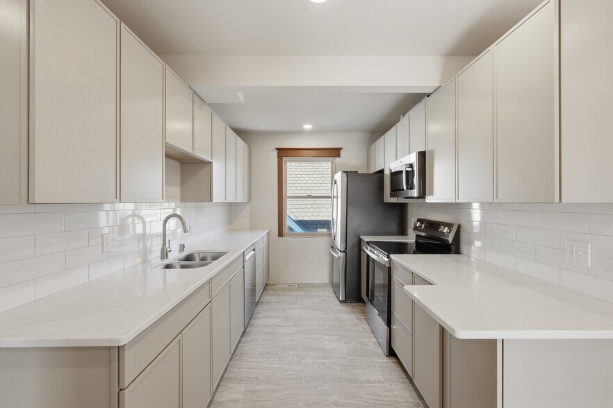 Building Photo - 808 W Main St