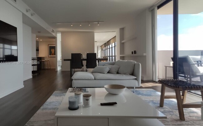 Building Photo - 18181 NE 31st Ct